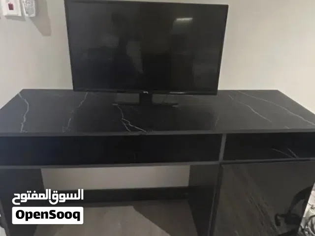 طاوله اللون اسود