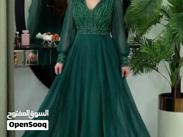 فستان سهرة مرتب ...للبيع استعمال مرة واحدة فقط ...لونه اخضر غامق ...قياس لارج مطلوب سغر فيه 25 دينار