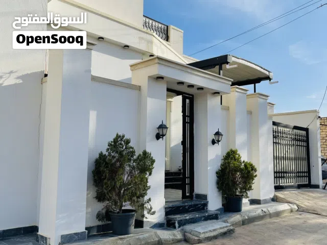 منزل للبيع واجهتين يوجد ملحق صاله وحمام  في عين زاره زويته (شارع السعداوي)