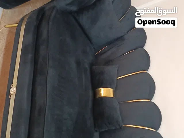 طقم كنب لون اسود خشب سويد و ارجل لون ذهبي استعمال خفيف جدا للبيع بسعر مغري