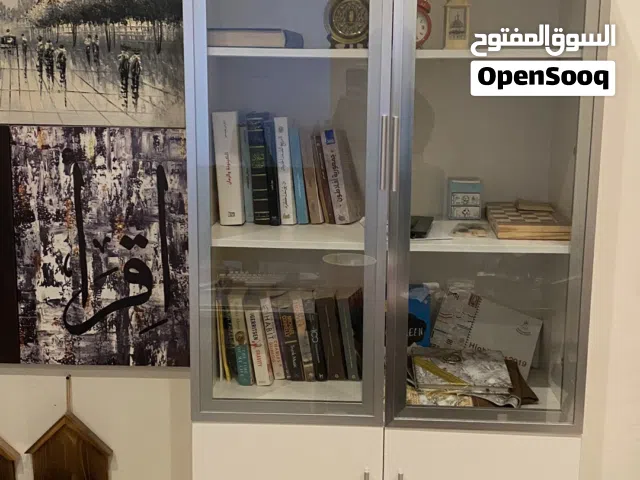 مكتبة غير مستهلكة وسبب البيع الانتقال من المكان