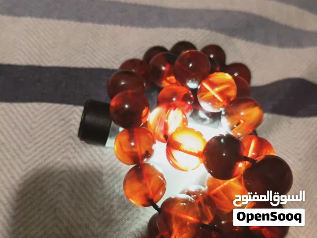 مسبحة قديمة من الكهرمان الأحمر