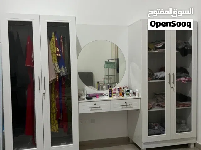 خزانة مع تسريحة