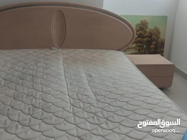 سرير مع طاولة جانبية