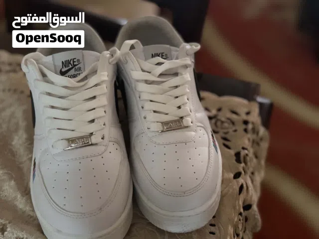 شوز اير فورس مقاس40 حالة ممتازة ونظيف جدًا، مريح للمشي والاستخدام اليومي. لا يوجد فيه أي مشاكل