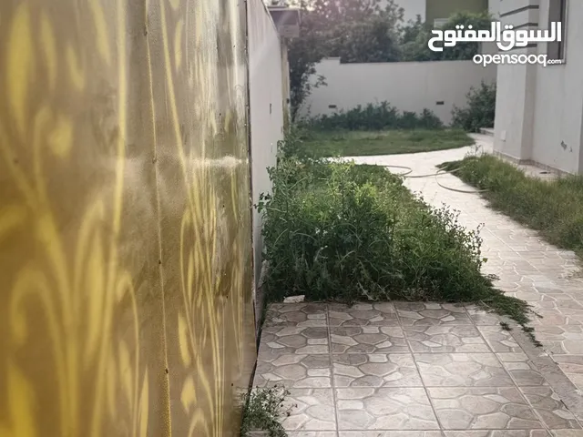 السلام عليكم موجود 6000 متر نص هكتار او