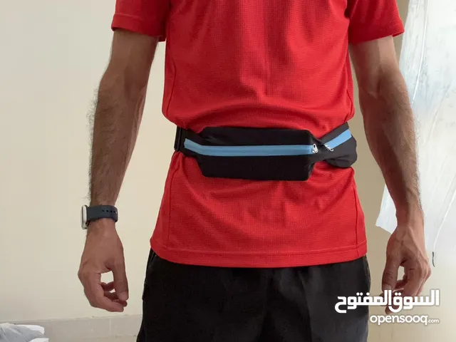 حزام تلفون ومفتاح سيارة وفلوس وسماعة تحت ملابس عملي جدا