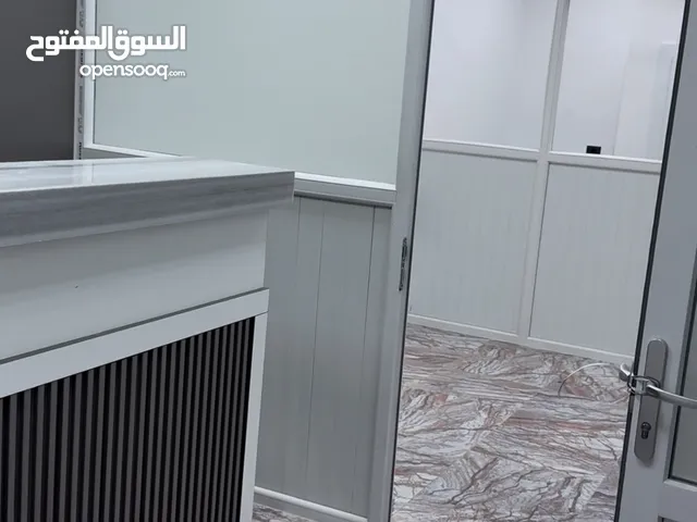 مبنى عالرئيسي مساحة 160م .مابين مستشفى الجلدية و قدور.مبنى مجهز لعيادة او مختبر او مكاتب ادارية