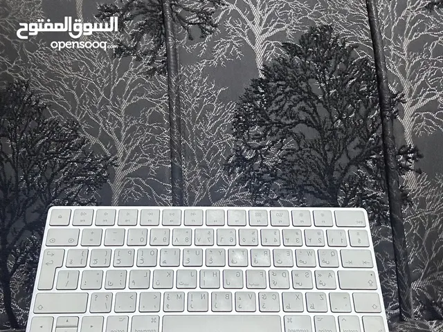 Apple Magic Keyboard منفذ شاحن : Type-C الون أبيض الحالة ممتازة
