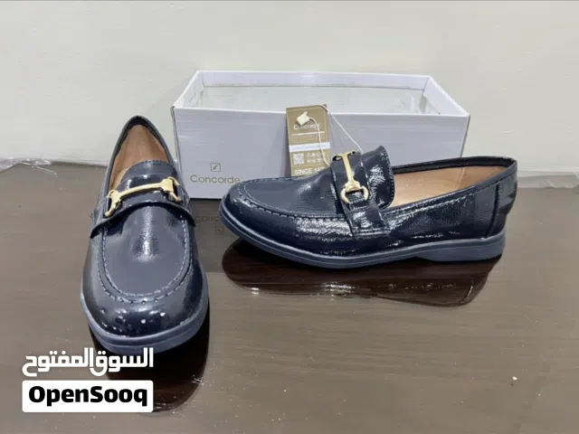 احذية جديدة غير ملبوسة وملابس