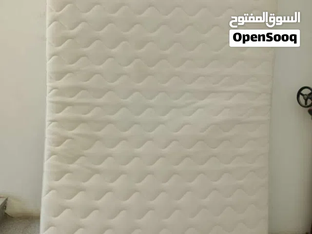 مرتبه مقاس 140 في 2 متر بحاله ممتازه
