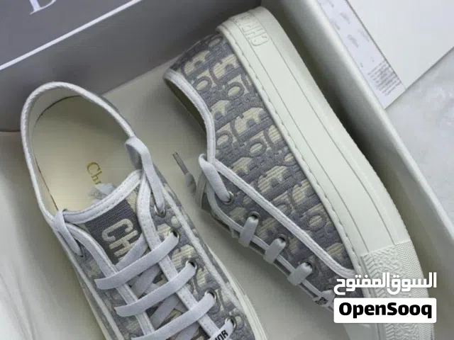 ملابس وجميع الملابس المقلده