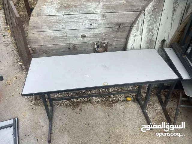مقاعد وطاولات شبه جديد كميه كبيره