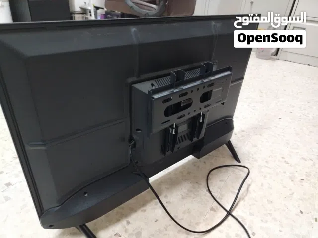 JVC LCD 32 WITH REMOTE AND WALL MOUNT BRACKET and stands