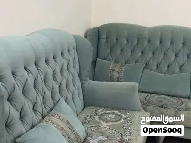 كنب يكفي 20 شخص تغريبا مع 13 مخده و2 طاولات وسجاده تحتاج تنضيف بصيط فقط
