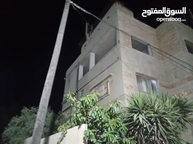 بيت للبيع مكون من ثلاث غرف نوم ومطبخ وحمامين وصالون وغرفه ضيوف وعليه برج موبايلكم سنوي 2200وعليه أرض