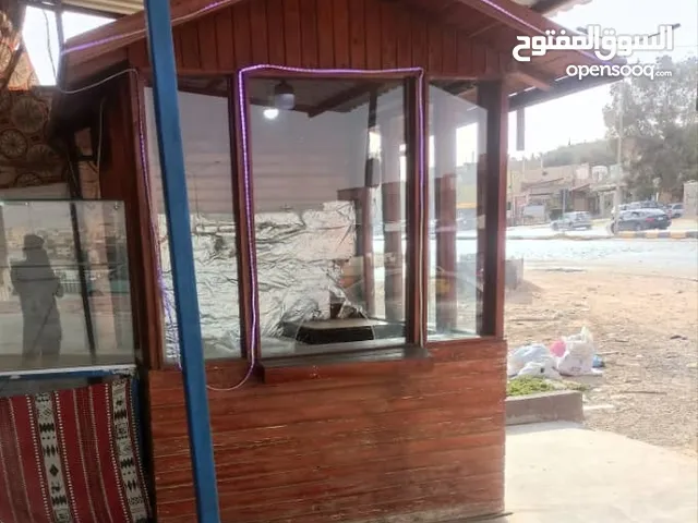 كشك للبيع.