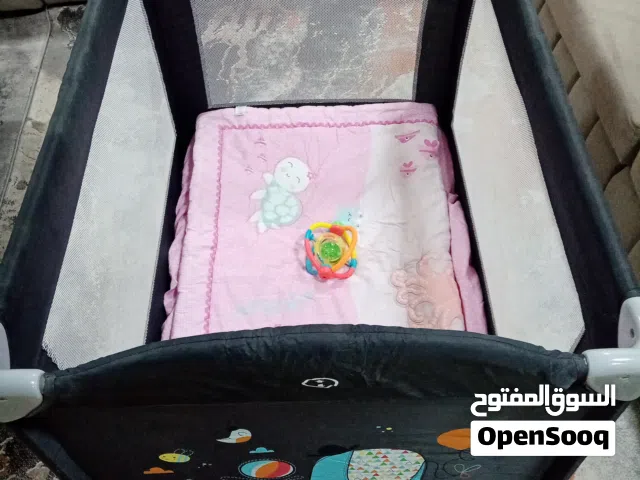 سرير أطفال من العلامة التجارية Juniors.  شبه جديد