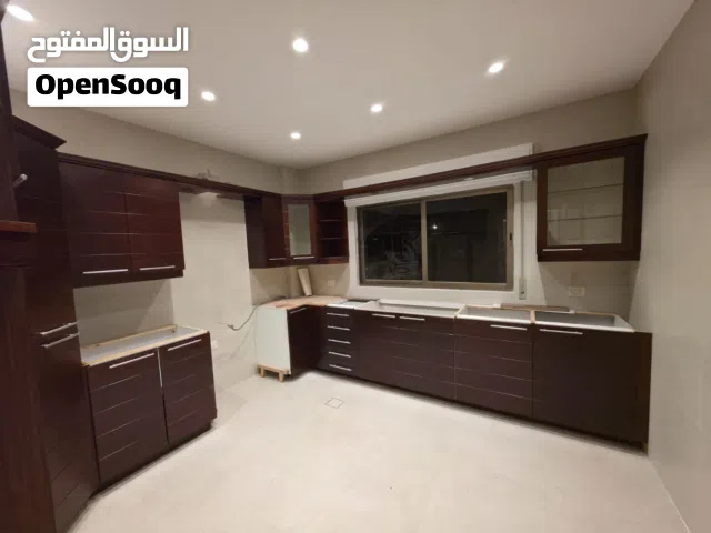 شقة فارغة للايجار سوبر ديلوكس مجدده بالكامل ولم تسكن بعد التجديد في منطقة ضاحية الامير راشد