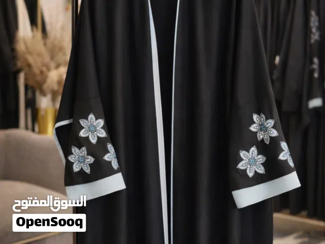 عباية سوداء فاخرة بتطريز أزرق راقي