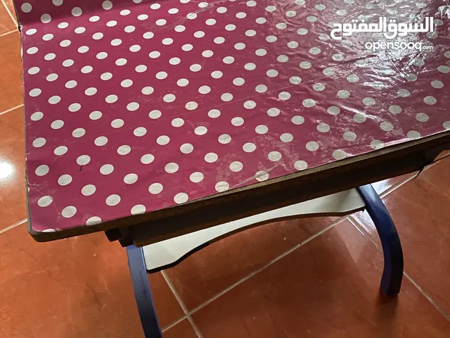 مكتب أطفال ذكي متعدد الاستخدامات بسطح طاولة قابل للإمالة ومساحة واسعة لتنظيم الكتب والدفاتر