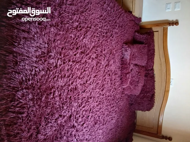 كفر تخت مجوز شتوي، بحالة ممتازة، لون خمري، مع وجهين مخدة، و2كوشينز محشيات، وكوشين توفي محشية