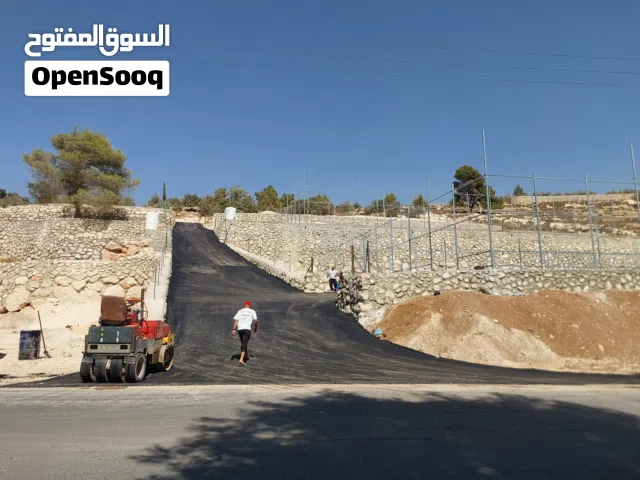 تزفيت الساحات والشوارع وعزل الأسطح