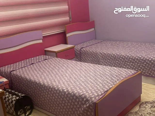 غرفة نوم بناتي خشب نضيف ما فيها ولا اي كسر خزانه واسعة ، تختين مفرد ، كومادينا، مكتب ، تسريحه
