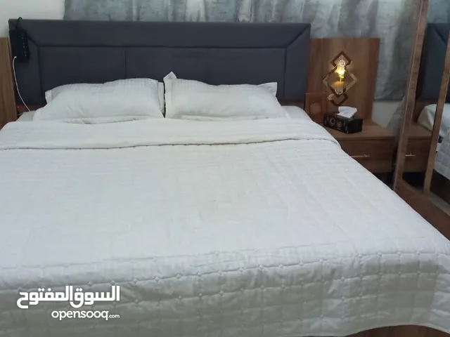 غرفت نوم مع خزانه و الفرشه و الكمودينو