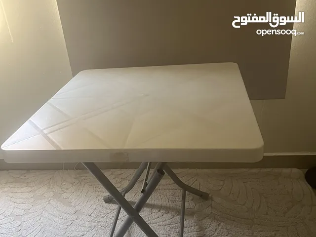 طاولة لون ابيض