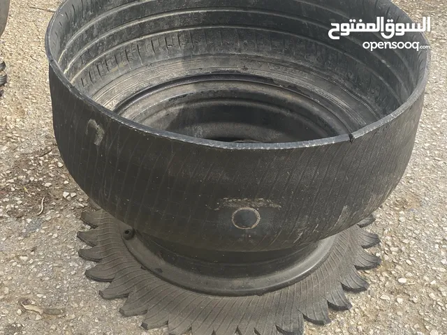 قواوير لزراعة تم عملها من كوشوك عجل السيارة