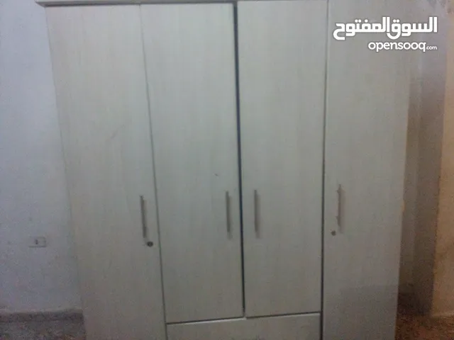 يوجد خزانة ثلاث ضرف ومكاتب دراسية عدد ثنين للبيع في الزرقاء