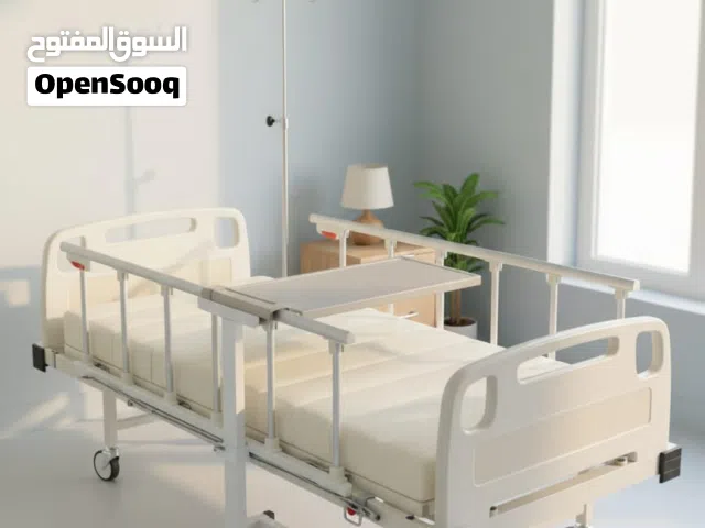 السرير هو سرير طبي كهربائي (Electric Hospital Bed)، يتميز بتصميم عملي ومتين، مخصص لتوف