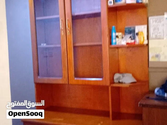 مكتبه نظيفه خشب قوي لايوجد فيها اي كسور