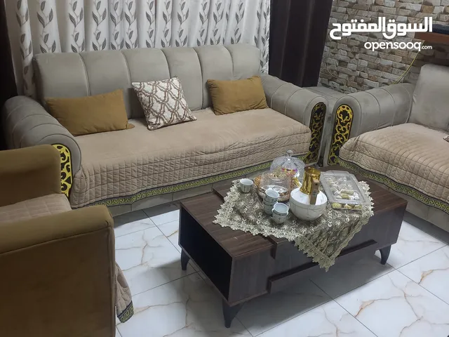 طقم كنب 7 مقاعد بحاله جيده مع طقم طربيزات وحده وسط كبيره و3 صغار طقم مافيه ولا خدش تفصيل البيع بداع