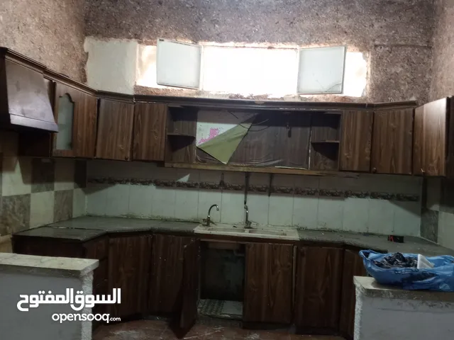 شقه للبيع  او الايجار في السوق قرب جامع العرب