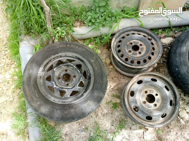 للبيع ثلاث جنطات حديد 13 + 1 المنيوم 14  لا يوجد عيوب براغي قريب