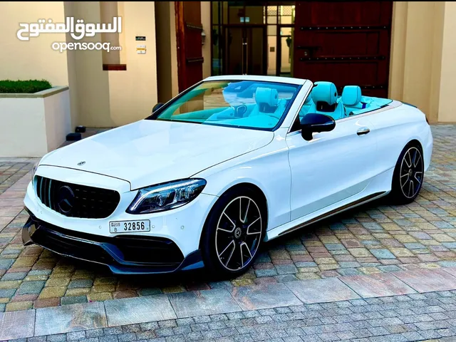 سياره مرسيدس بنز C300 كشف ابيض لؤلؤئ للايجار فى دبي اوتوماتيك بنزين بدون تامين