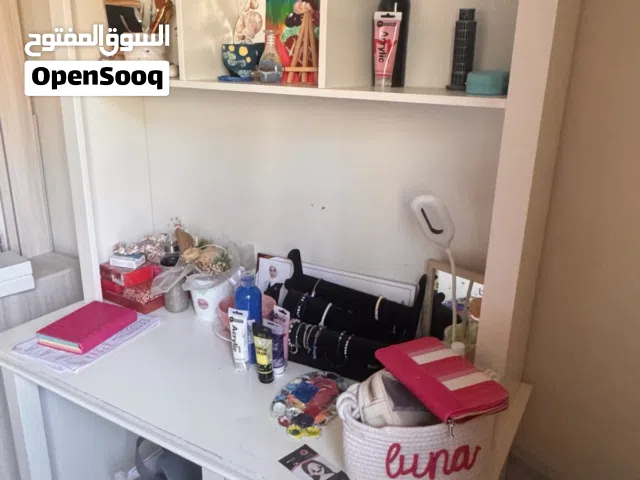 مكتبة مع دروج