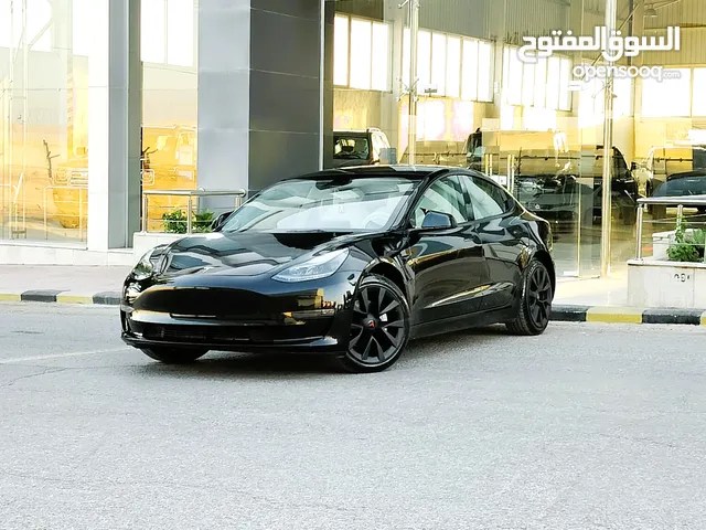 تيسلا 2023 model 3 فحص كامل اوتوسكور لون اسود ملوكي داخلي ابيض بحالة الوكالة بسعر لقطة ومحروووق