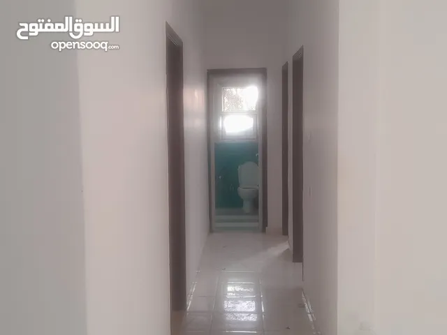 شقة صغيره ونظيفة مطلوب عائلة صغيرة كأحد أقصى اربع أشخاص عمولة نص شهر لانتعامل مع المكاتب