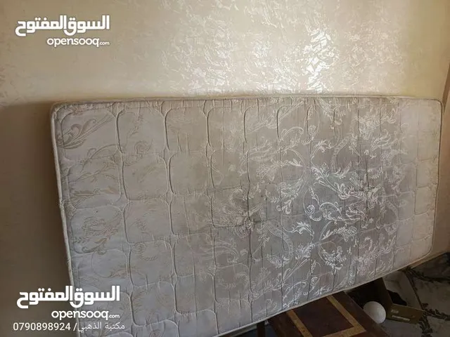 تخت مع علاقة للبيع