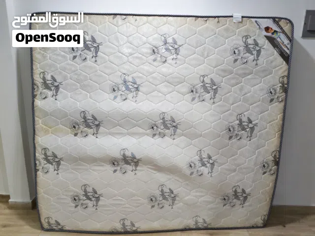 2 سرير فردي مع المرتبة 90×200 1 مرتبة طبية بحالة جيدة جداً 180×200×15