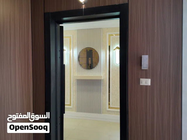 شقة طابق أخير مع روف مطلة بمساحة 200 م2  الموقع : الجبيهة-ام زويتينة-بالقرب من مدارس أكاديمية ليمار