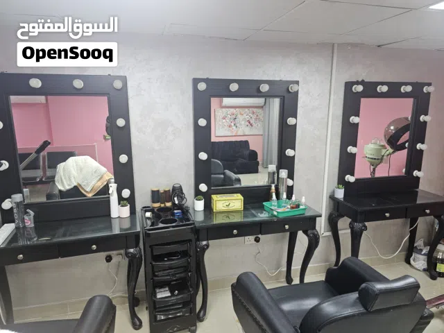 عدنا اغراض للصالون طاولات مع كراسي وكراسي انتظار للبيع مستعمله قليل