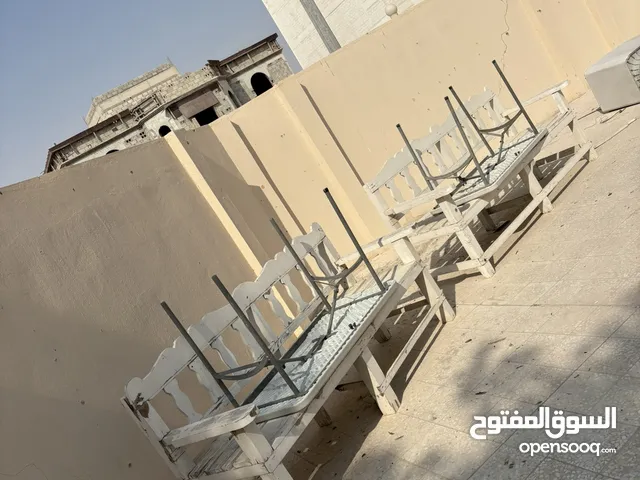 كراسي مع طاولتين