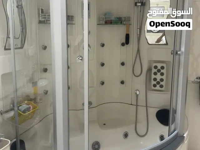 جاكوزي نظيف وشغال للبيع ومغسله رخام