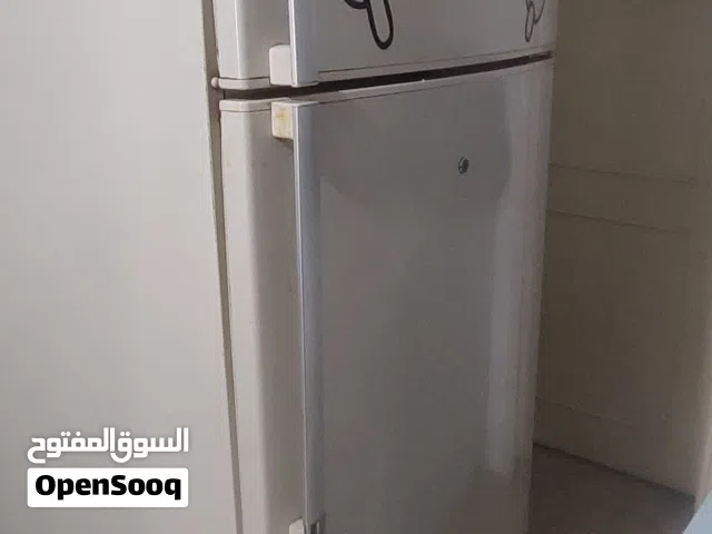 ثلاجه شارب 600لتر 24قدم ما فيها اي مشكلة معها ثلاث غسالات فوق البيعة