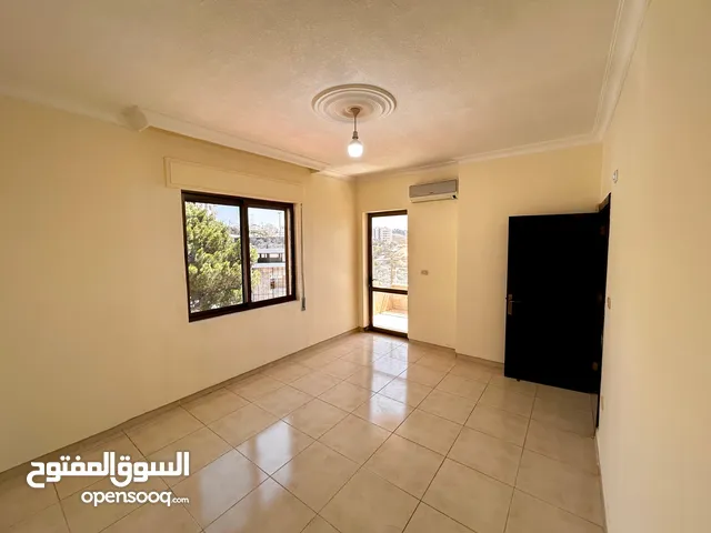 شقة فارغة للايجار عمان الجبيهة فاخرة جدا 160م مقابل مدينة الجبيهة الترفيهية من المالك مباشرة