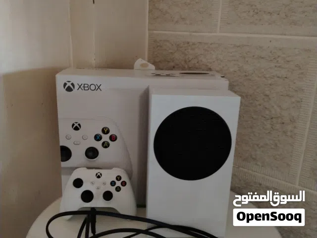 اكس بوكس سيريس اس بحالة نظيفة مع شاحن بطاريات   مستعمل اقل من سنة مع
